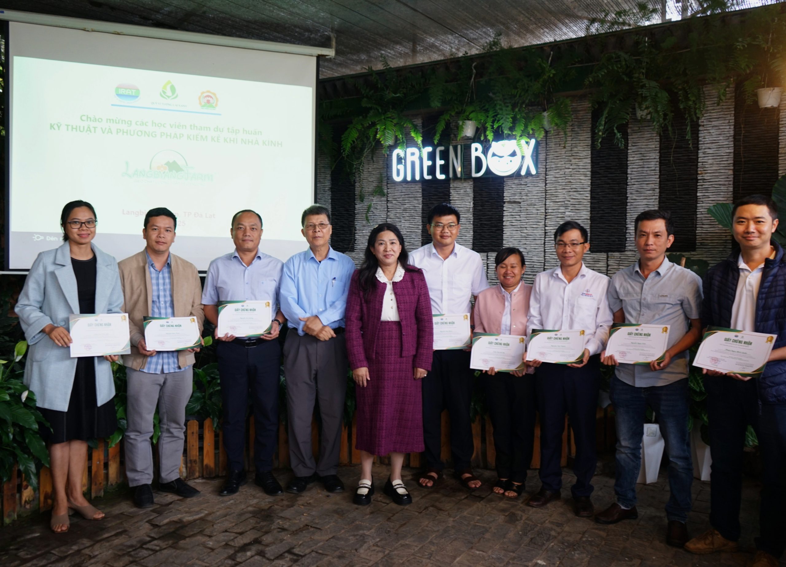 Các học viên nhận giấy chứng nhận sau buổi đào tạo